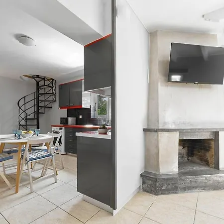 Beachside Apartment-pool-parking